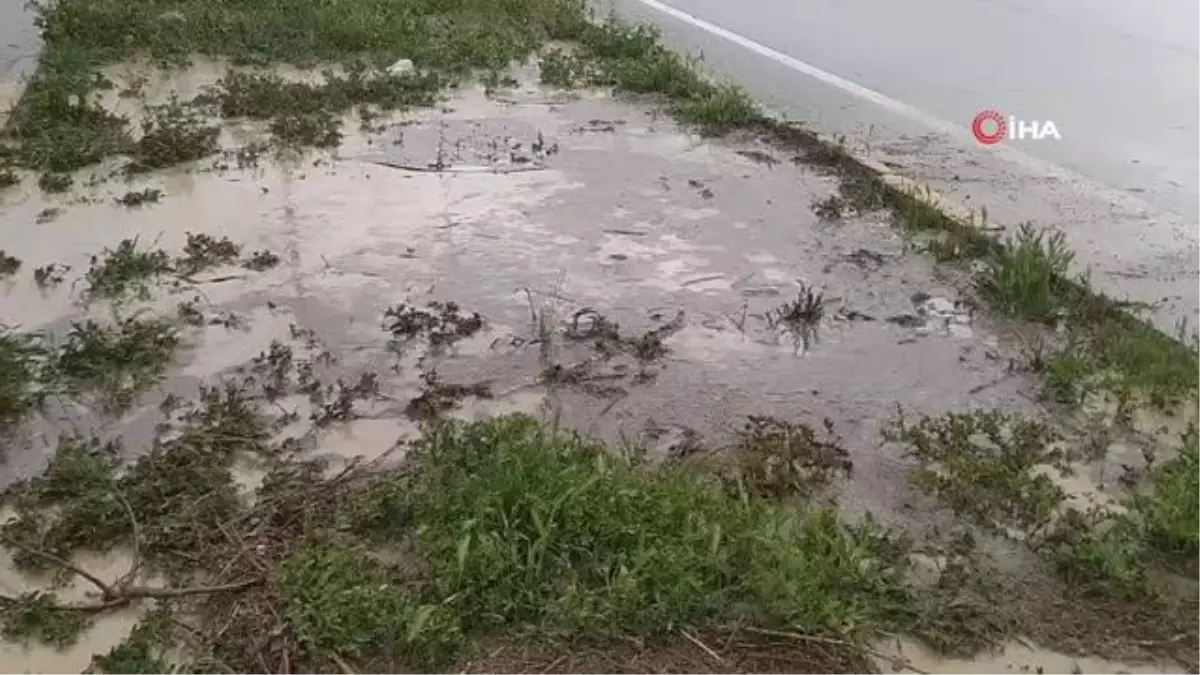 Gemerek'te sağanak yağmur etkili oldu: Yol ve tarım arazilerini su bastı