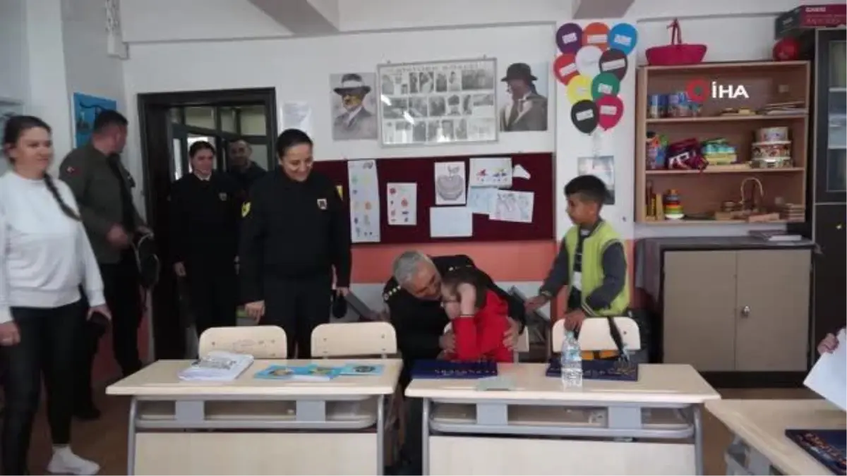 Jandarma, engelli minik gönüllere dokundu