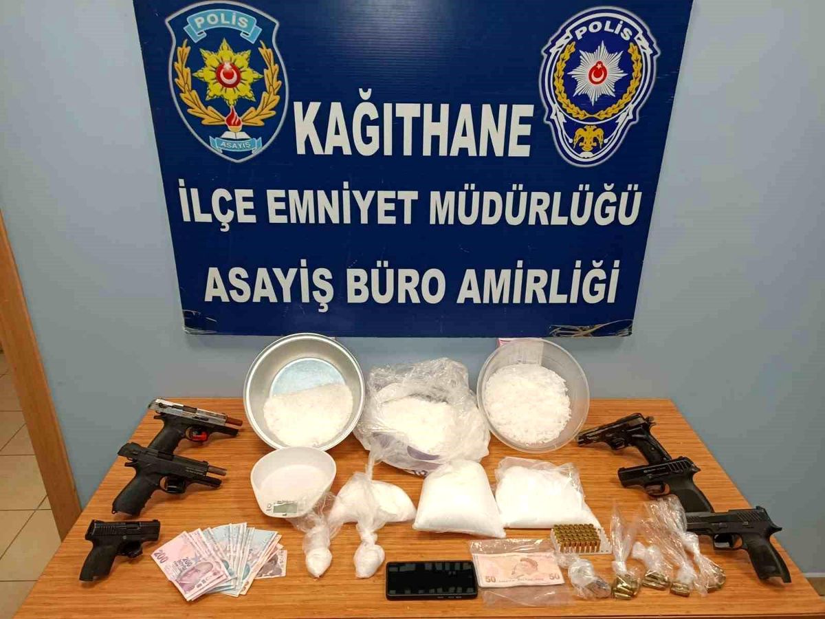 Kağıthane'de uyuşturucu satan iki şüpheli yakalandı