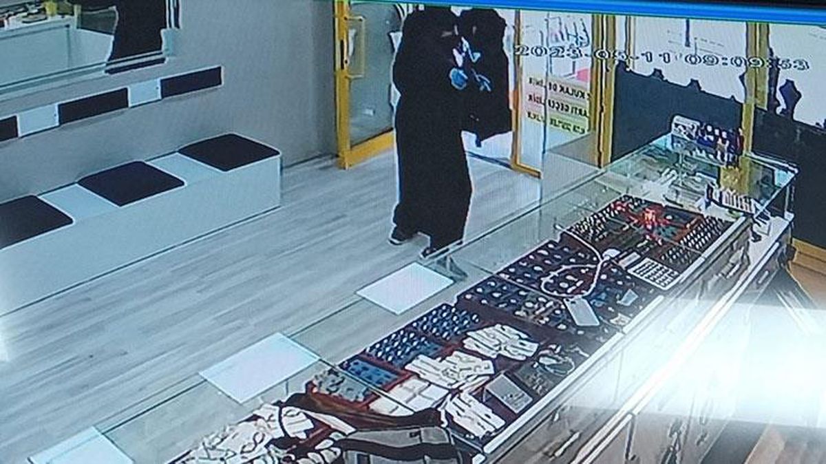 Komedi filmi gibi soygun girişimi! Kadın kılığına giren şüpheliler, bir hareketle korkup kaçtı