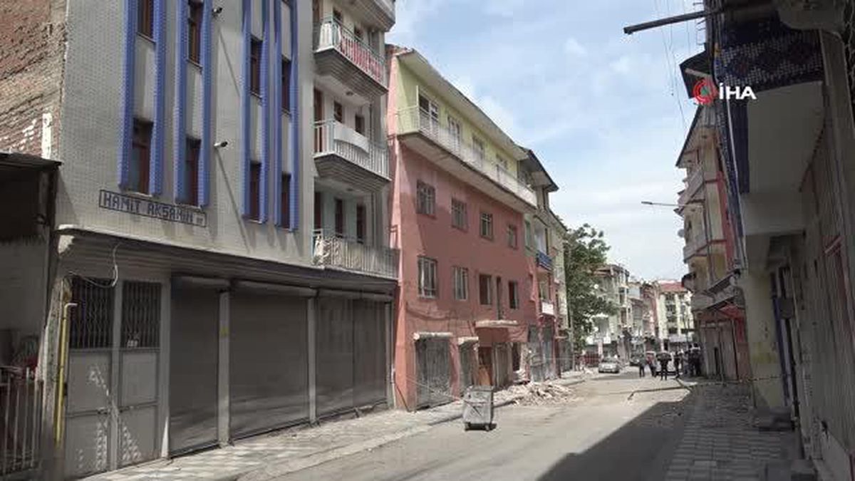 Malatya'da 4 katlı hasarlı binada göçük meydana geldi