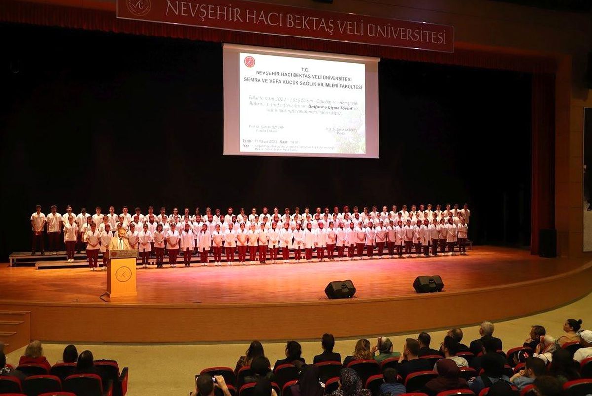 NEVÜ'lü hemşire adayları üniformalarını giydi