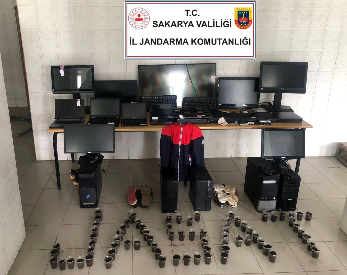 Okullardan elektronik eşya çalan iki şüpheli tutuklandı