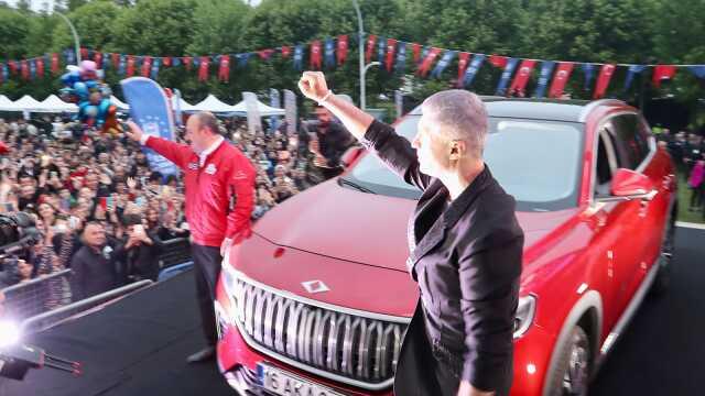 Özcan Deniz, Togg ile sahneye çıktı Özcan Deniz, Togg ile sahneye çıktı