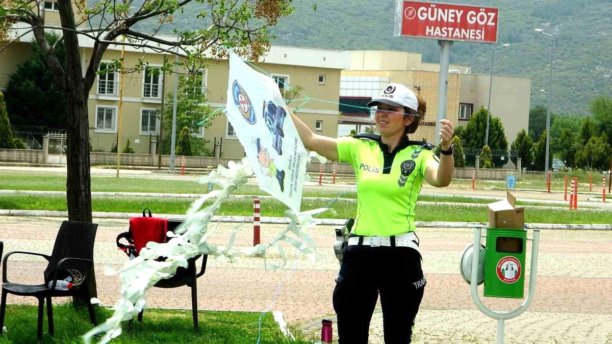 Trafik Haftası'nda depremzede çocuklar uçurtma şenliğinde eğlendi