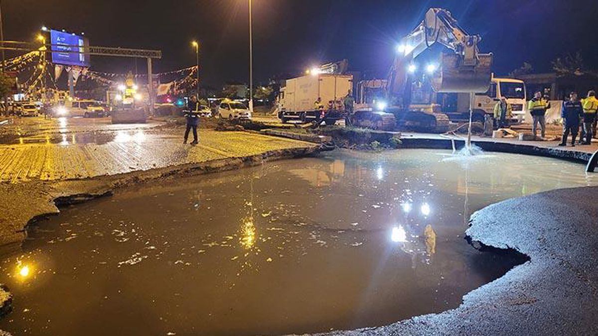 Ankara'da sağanak nedeniyle yol çöktü, seyir halindeki araç sulara gömüldü
