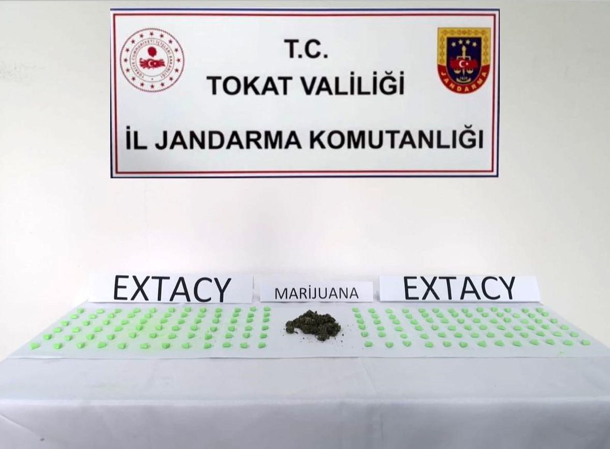 Araçta yapılan aramada 180 adet uyuşturucu hap ele geçirildi