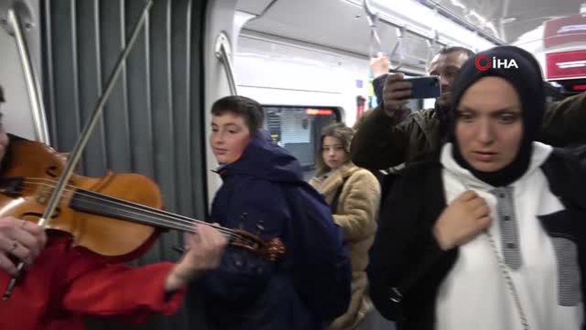 Aşkını tramvayda ilan etti, ortaya bu görüntüler çıktı