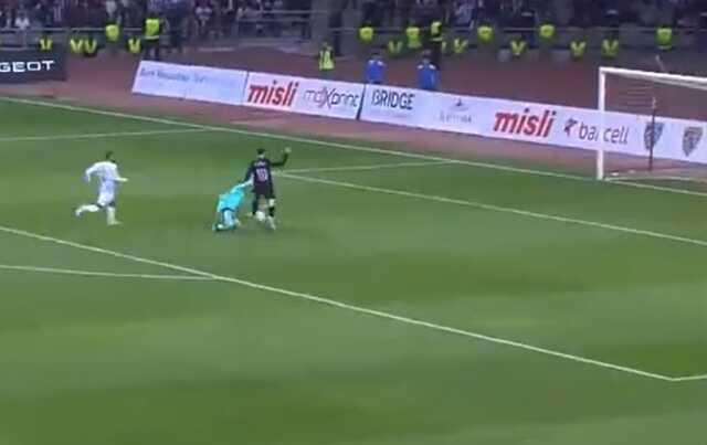 Bunu nasıl yaptın Ersin! Beşiktaş taraftarı yenilen gol sonrası çılgına döndü Bunu nasıl yaptın Ersin! Beşiktaş taraftarı yenilen gol sonrası çılgına döndü