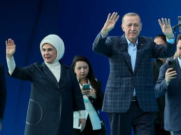 Cumhurbaşkanı Erdoğan, seçime saatler kala yaptığı mitinge 'kazandıran ceket' ile çıktı