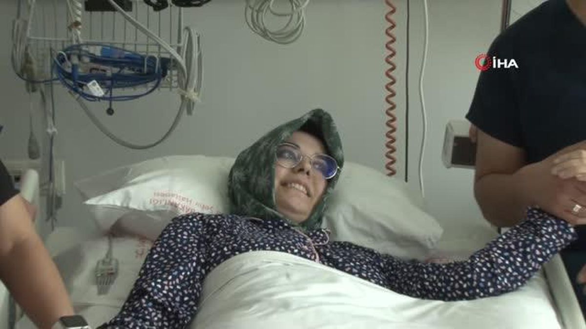 Depremde 2 bacağını kaybeden Büşra hemşire'nin 30 meslektaşı refakatçısı oldu