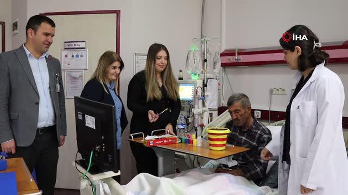 Diyaliz hastaları boyama yaparak keyifli vakit geçiriyorlar