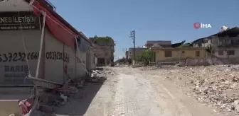 Hatay'da 40 yıllık emeği moloz yığınına dönen kadın gözyaşlarına boğuldu