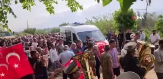 Hataylı şehidin annesi: 'O düşmanları sevindirmeyeceğim benim 3 tane daha oğlum var'