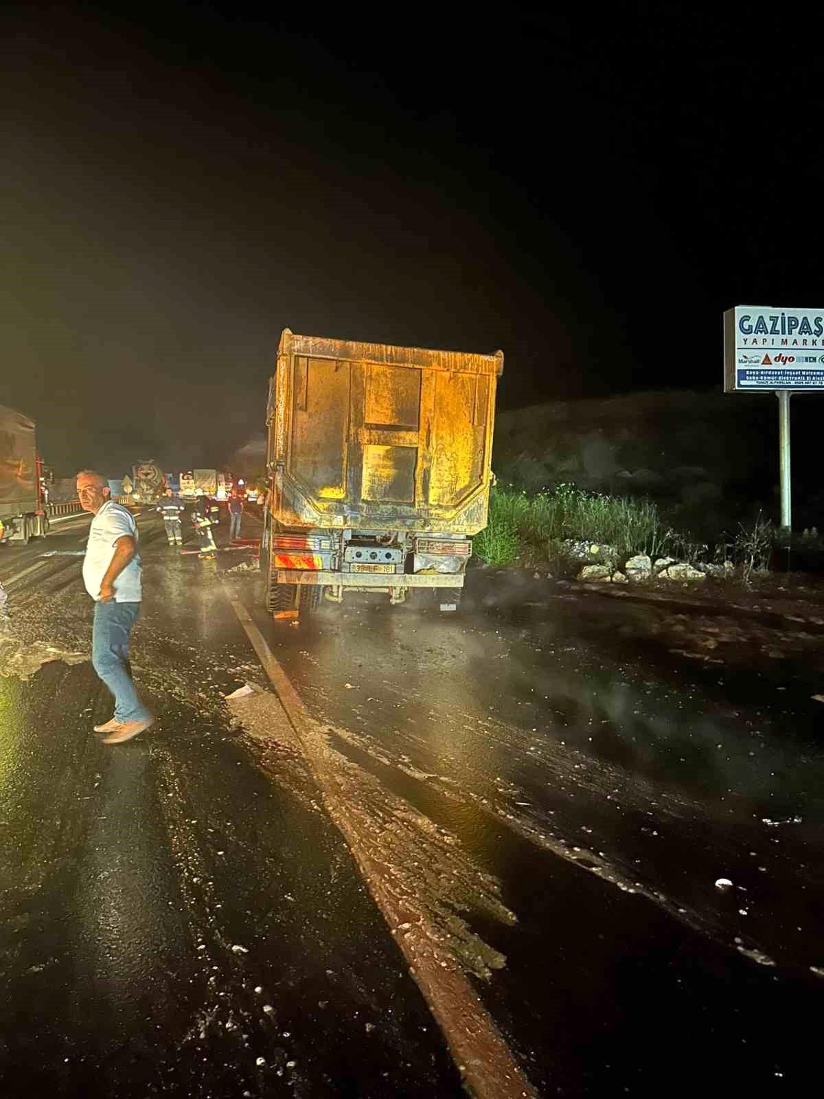 Lastiği patlayan hafriyat kamyonu alev aldı