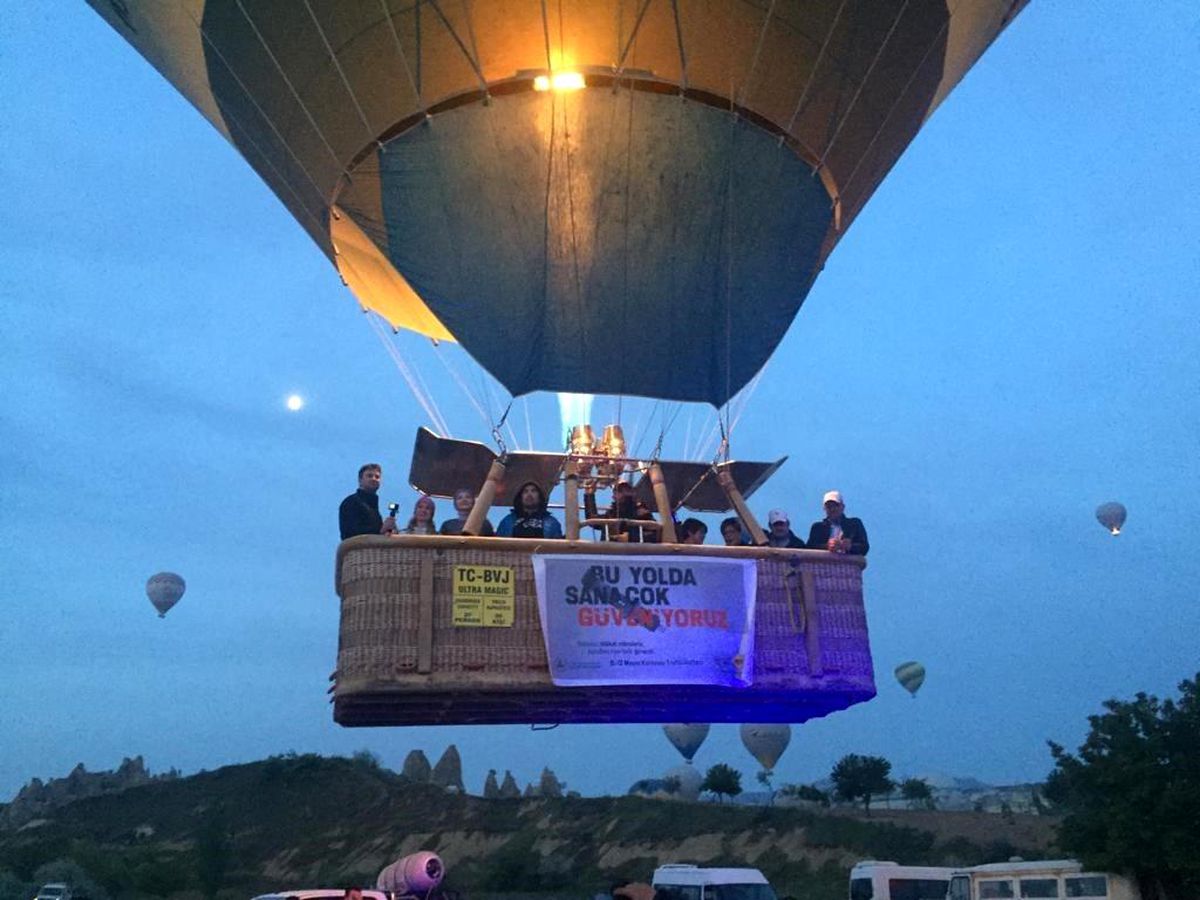 Nevşehir'de sıcak hava balonları 'Bu Yolda Sana Çok Güveniyoruz' pankartıyla havalandı