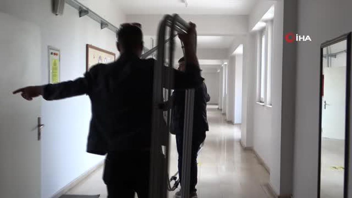 Van'daki okullarda sandıklar kuruldu