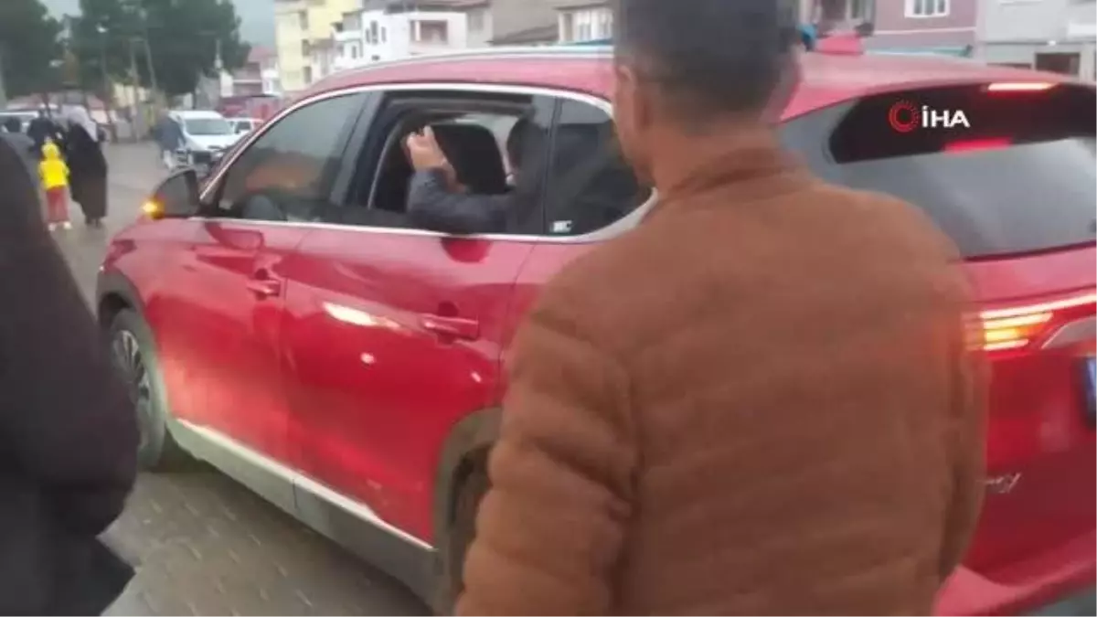 Yağmurun altında saatlerce TOGG'u beklediler