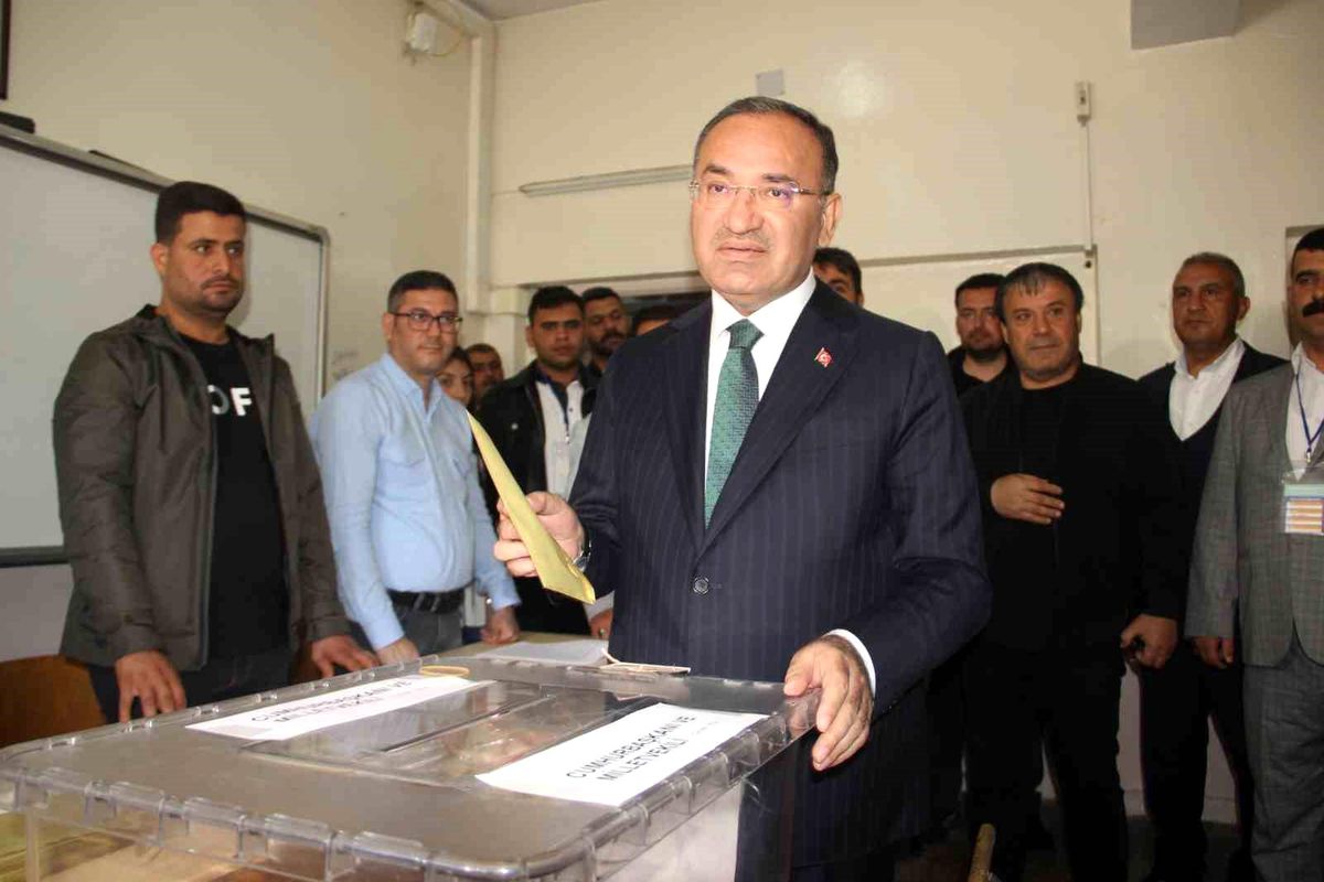 Bakan Bozdağ oyunu Şanlıurfa'da kullandı