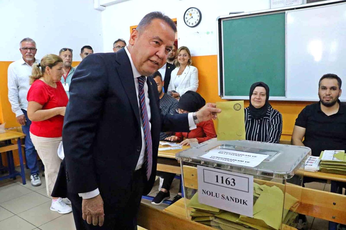 Başkan Böcek sıraya girip oyunu kullandı