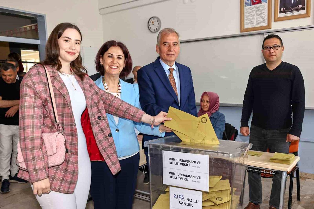 Denizli'de siyasiler oylarını kullandı