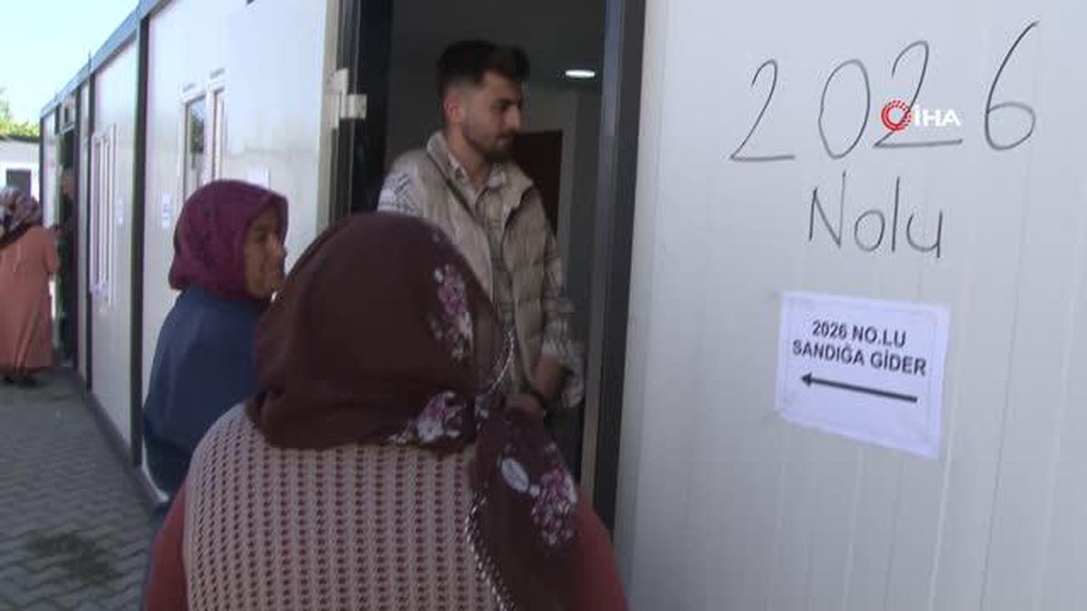 Deprem bölgesi Malatya'da vatandaşlar oy kullanmaya devam ediyor