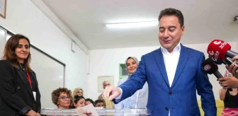 DEVA Partisi lideri Babacan ve eşi oylarını kullandı