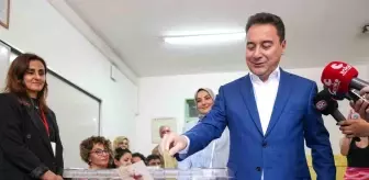 DEVA Partisi lideri Babacan ve eşi oylarını kullandı