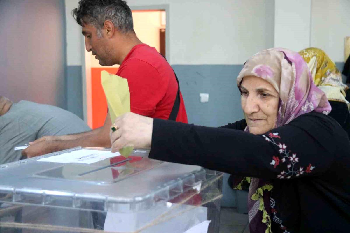 Diyarbakır'da vatandaşlar oy kullanmaya başladı