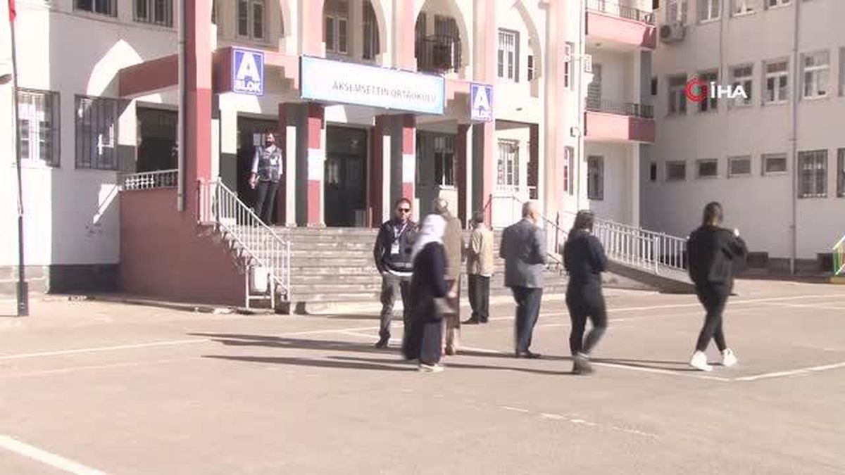 Diyarbakır'da vatandaşlar oy kullanmaya başladı