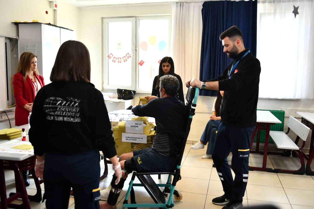 Esenyurt'ta engelli ve yaşlılar sandıklara taşındı
