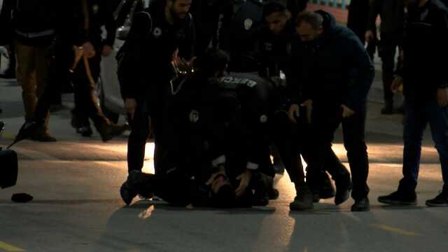 Fatih İlçe Seçim Kurulu önünde motosikletli 2 kişinin dur ihtarına uymaması polis hava ateş açtı