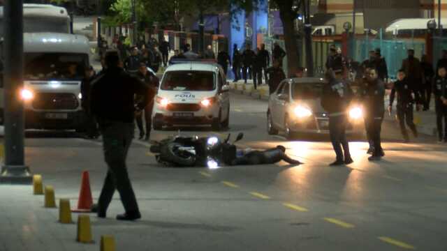 Fatih İlçe Seçim Kurulu önünde motosikletli 2 kişinin dur ihtarına uymaması polis hava ateş açtı