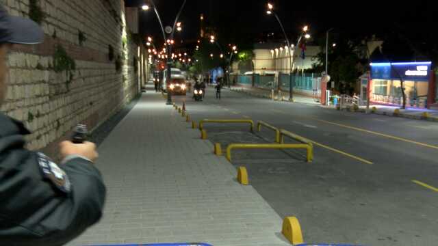 Fatih İlçe Seçim Kurulu önünde motosikletli 2 kişinin dur ihtarına uymaması polis hava ateş açtı