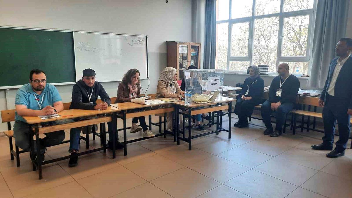 Fatih'teki bu sandıkta oy veren sayısı sandık görevlilerinin sayısından az