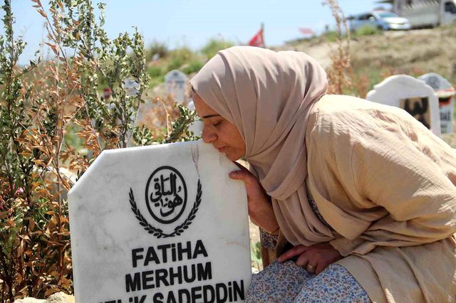 Hatay'da en acı Anneler Günü! Oğlunun hediye ettiği çiçekleri mezarına dikti Hatay'da en acı Anneler Günü! Oğlunun hediye ettiği çiçekleri mezarına dikti