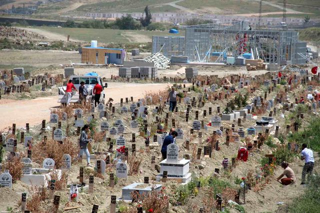 Hatay'da en acı Anneler Günü! Oğlunun hediye ettiği çiçekleri mezarına dikti Hatay'da en acı Anneler Günü! Oğlunun hediye ettiği çiçekleri mezarına dikti