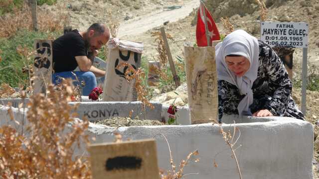 Hatay'da en acı Anneler Günü! Oğlunun hediye ettiği son çiçeği mezarına dikti Hatay'da en acı Anneler Günü! Oğlunun hediye ettiği son çiçeği mezarına dikti
