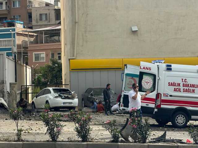 Hatay'da kamyon araçların arasında daldı, ölü ve yaralılar var Hatay'da kamyon araçların arasında daldı, ölü ve yaralılar var