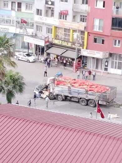 Hatay'da kamyon araçların arasında daldı, ölü ve yaralılar var Hatay'da kamyon araçların arasında daldı, ölü ve yaralılar var