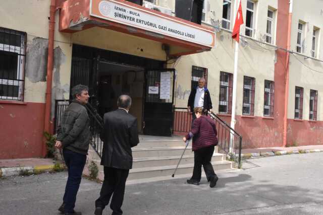 İZMİR'DE SONA KALANLAR SANDIĞA KOŞARAK GELDİ