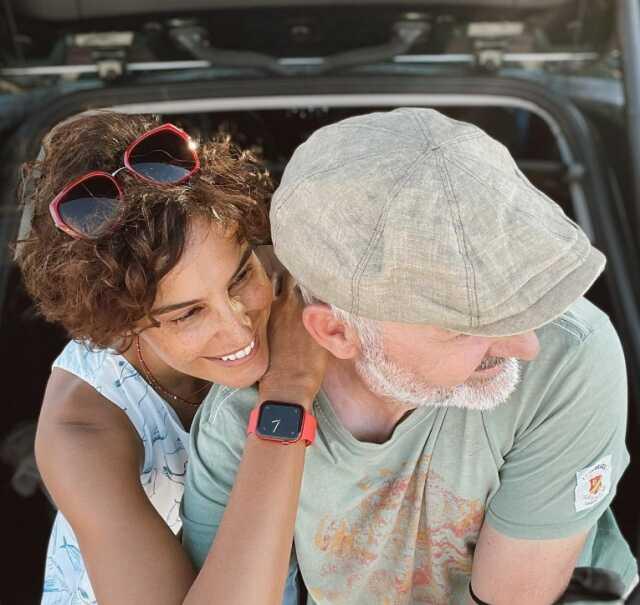 Mehmet Aslantuğ, boşanma kararı aldığı 27 yıllık eşi Arzum Onan'ın Anneler Günü'nü kutladı Mehmet Aslantuğ, boşanma kararı aldığı 27 yıllık eşi Arzum Onan'ın Anneler Günü'nü kutladı