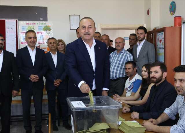 Oy kullanan Çavuşoğlu, pusuladan dert yandı: Katla katla bitmedi Oy kullanan Çavuşoğlu, pusuladan dert yandı: Katla katla bitmedi