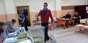 Oy kullanmaya köpeği ile geldi