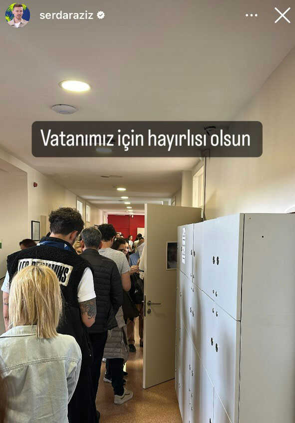 Oy verme kuyruğunun fotoğrafını çeken Fenerbahçe'nin yıldızı Serdar Aziz'den tek cümlelik paylaşım