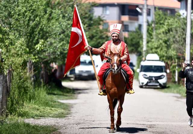 Oyunu kullanmaya yeniçeri kıyafeti ve atla geldi