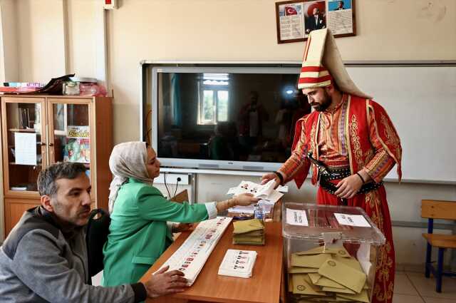 Oyunu kullanmaya yeniçeri kıyafeti ve atla geldi