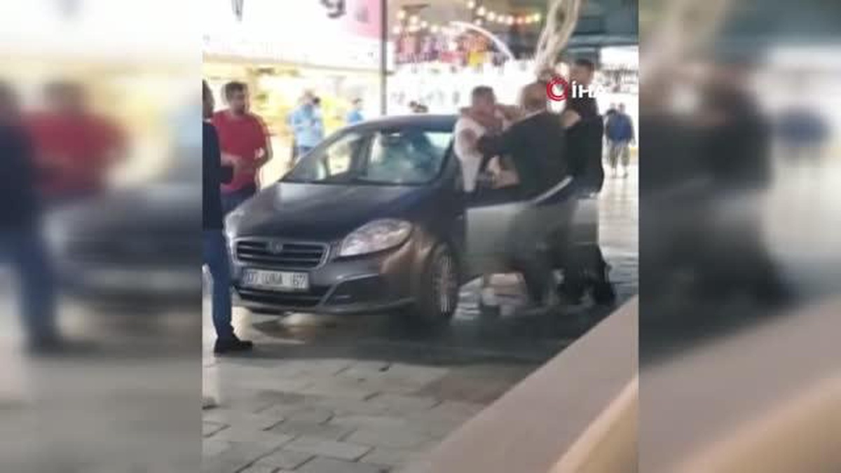 Park halindeki araçlara çarpan sürücüye meydan dayağı kamerada - Haberler