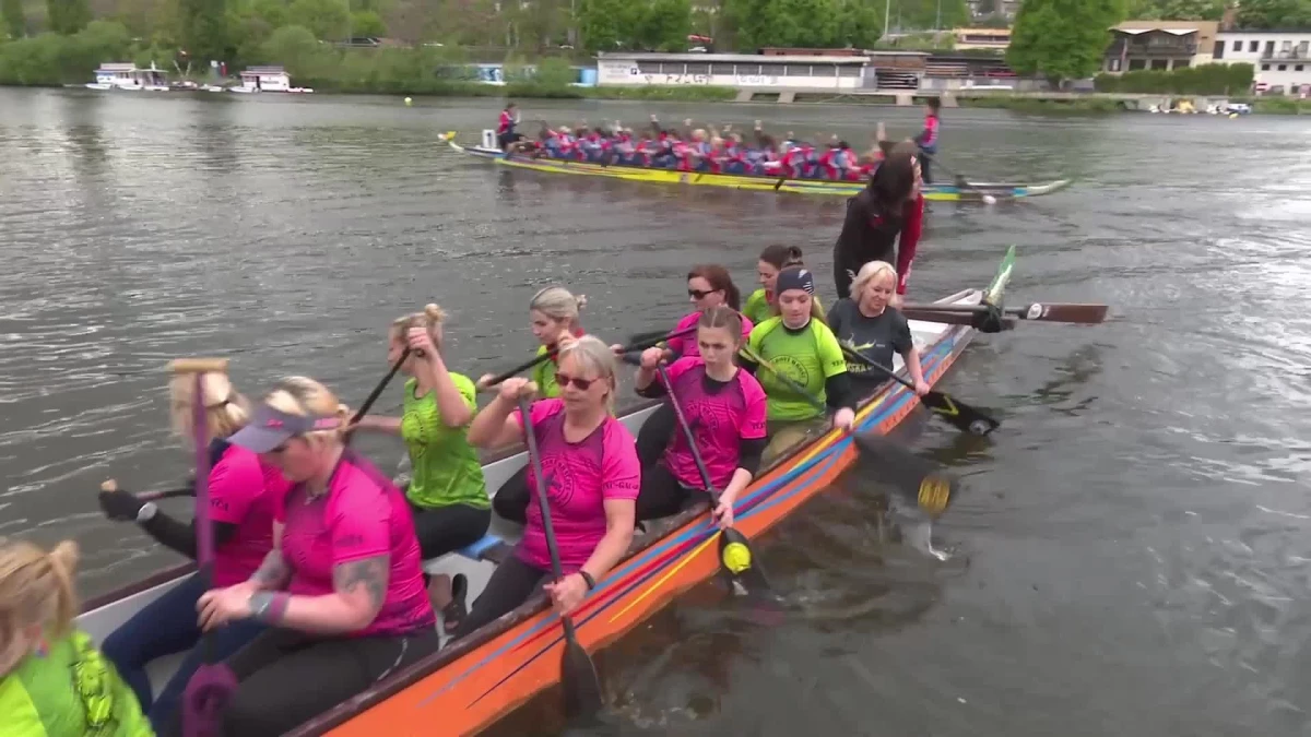 prag daki ejderha teknesi festivali nde yarışmacılar kıyasıya rekabet