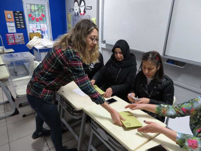 Sandık başındaki görevliler yemini ederek göreve başladı